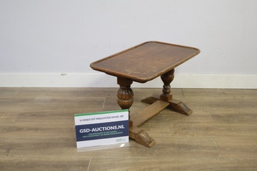 Afbeelding van Klein houten tafel met gesculpteerde poten