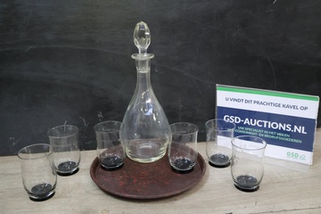 Afbeelding van Karaf met zes glazen op dienblad
