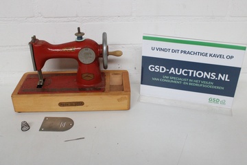 Afbeelding van Vintage rode kindernaaimachine