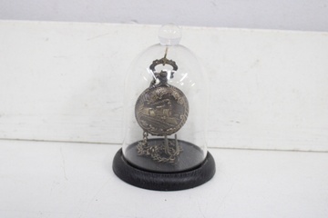 Afbeelding van Antieke zakhorloge onder glazen stolp