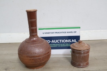 Afbeelding van Aardewerk vaas en potje met deksel'