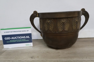 Afbeelding van Bronzen sierpot met versierde grepen