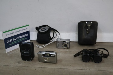 Afbeelding van Olympus en Sony camera's met tassen en verrekijker