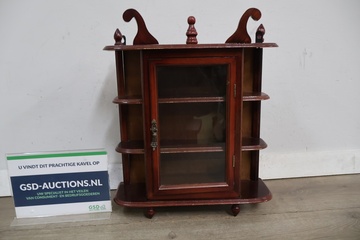 Afbeelding van Houten vitrinekast met glasdeur en sierornamenten