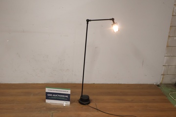 Afbeelding van Zwarte metalen verstelbare vloerlamp