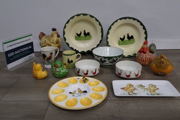 Afbeelding van Set servies en decoratieve kippenfiguren