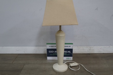 Afbeelding van Witte tafellamp met beige lampenkap