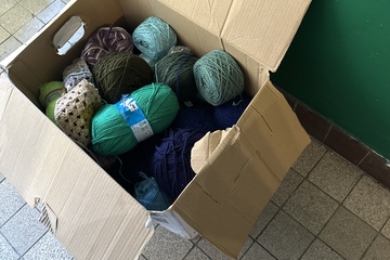 Afbeelding van 1 box met wol om te haken breien. Niet uitgezocht!