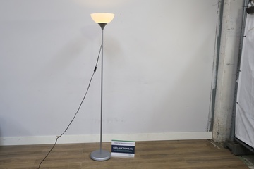 Afbeelding van Staande vloerlamp met witte kap