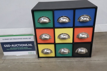 Afbeelding van Kleurrijk ladeblok met negen lades