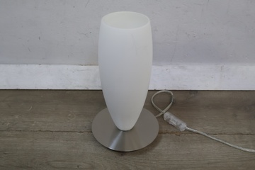 Afbeelding van Tafellamp met frost wit glas en metalen voet