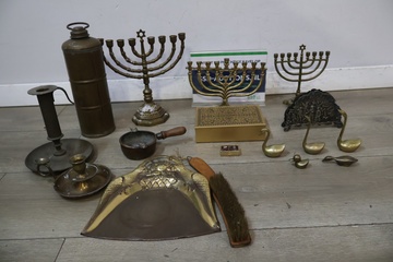 Afbeelding van Set koperen en messing decoratieve objecten en kandelaars