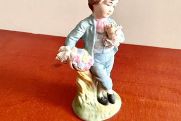 Afbeelding van Vintage wachtende jongen keramiek