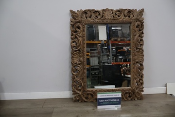 Afbeelding van Houten spiegel met decoratieve lijst