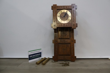 Afbeelding van Houten klassieke wandklok met messing wijzerplaat