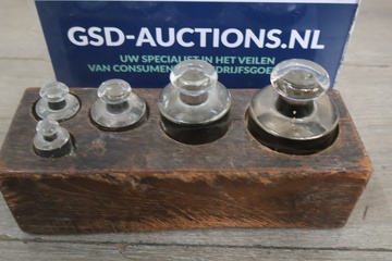 Afbeelding van Vintage glazen gewichten met houten houder
