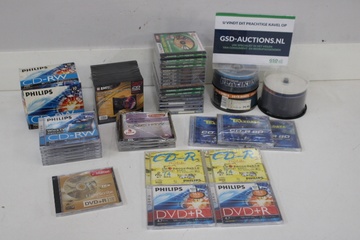 Afbeelding van Diverse lege cd- en dvd-schijven met behuizingen