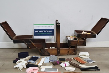 Afbeelding van Vintage houten naaidoos met inhoud