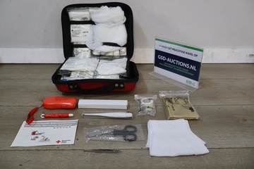 Afbeelding van EHBO kit met verband en nooddeken