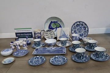 Afbeelding van Blauw-wit servies en decoratie