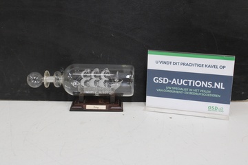 Afbeelding van Glazen Schip in Fles 'Victory' op Houten standaard