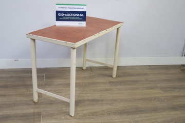 Afbeelding van Industriële tafel met metalen frame en tegelblad