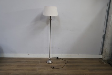 Afbeelding van Staande lamp, Vloerlamp met witte lampenkap