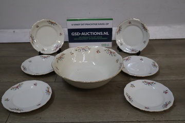 Afbeelding van Vintage wit servies met bloemendecoratie en gouden rand