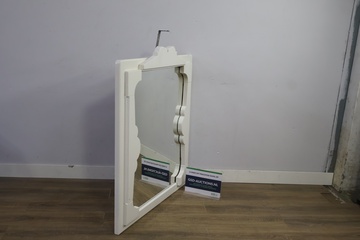 Afbeelding van Grote Spiegel met witte decoratieve lijst