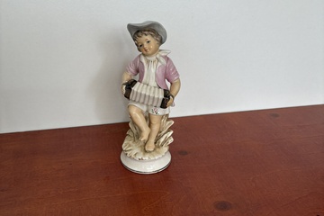 Afbeelding van Porseleinen beeld van een kind met accordeon