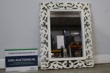 Afbeelding van Witte houten spiegel met brocante lijst