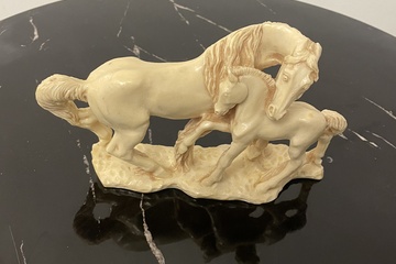 Afbeelding van Beeldje Paard met veulen van hars
