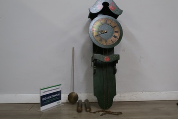Afbeelding van Groene wandklok met slinger en gewichten