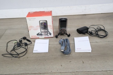 Afbeelding van Sony Ericsson W395 mobiele telefoon met accessoires''