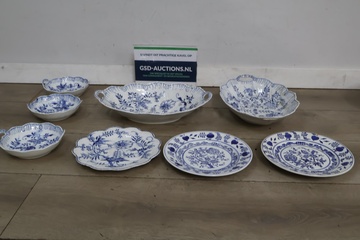 Afbeelding van Serviesset blauw witte porseleinen borden en schalen