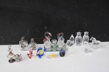 Afbeelding van Diverse glas- en metalen miniaturen