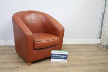 Afbeelding van Bruine leren fauteuil met houten poten