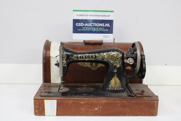 Afbeelding van Singer antieke naaimachine met houten koffer
