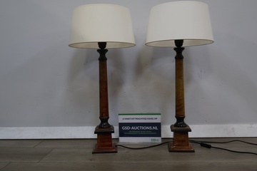 Afbeelding van Set van twee klassieke houten tafellampen