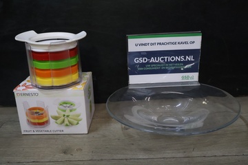 Afbeelding van Ernesto Fruit & Vegetable Cutter met een glazen schaal