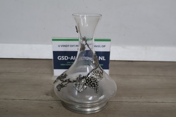 Afbeelding van Glazen karaf met metalen druivenversiering