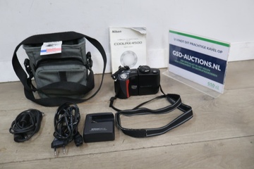 Afbeelding van Nikon Coolpix 4500 digitale camera met accessoires