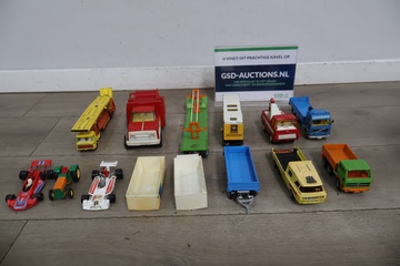 Afbeelding van Set van Vintage speelgoedauto's en modellen