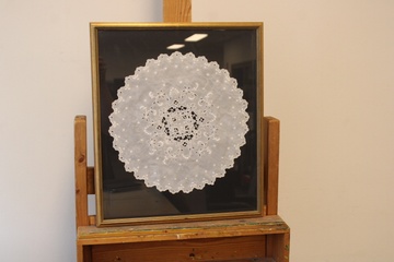 Afbeelding van Ingelijste witte kanten doily'