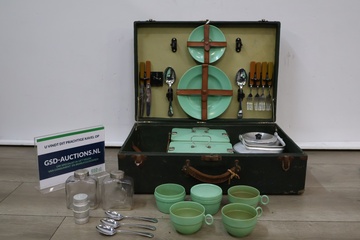 Afbeelding van Vintage picknickset met groen servies en bestek