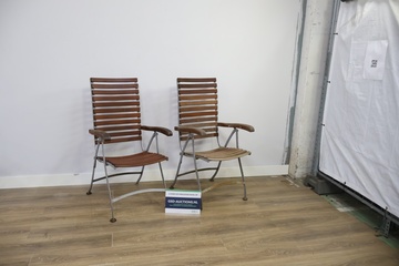 Afbeelding van Set van 2 houten tuinstoelen met metalen frame