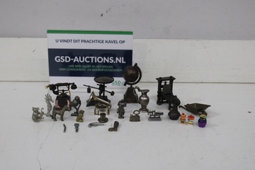 Afbeelding van Vintage miniatuur metalen objecten set