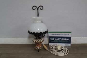 Afbeelding van Antieke elektrische olielamp met wit glazen kap'