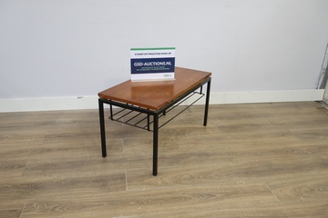 Afbeelding van Salontafel met houten blad en metalen frame