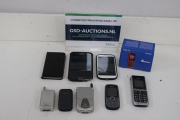 Afbeelding van Diverse mobiele telefoons met Nokia doosje